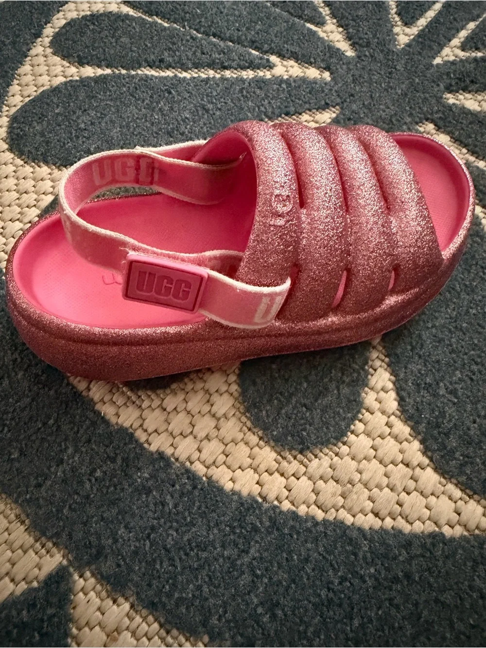 UGG shimmering pink